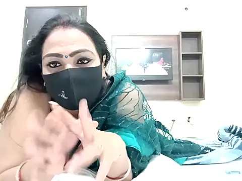 Snapshot of horny_milf_couple chatting on 10.26.25 horny milf couple online show from 10.26.25