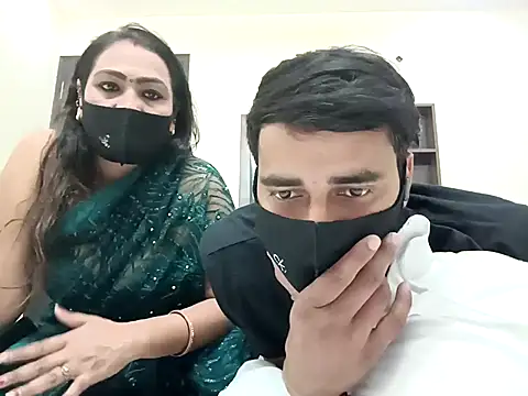 Snapshot of horny_milf_couple chatting on 10.27.25 horny milf couple online show from 10.27.25