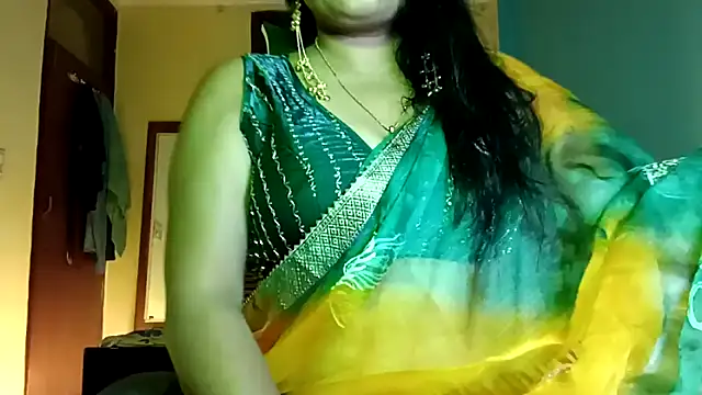 Snapshot of horny_milf_couple chatting on 05.25.26 horny milf couple online show from 05.25.26