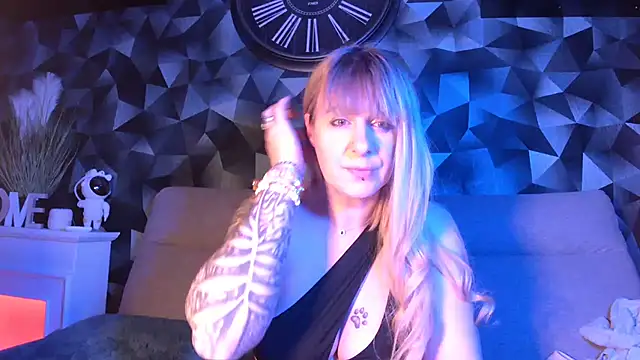 Delichieuse5 online show from 02.18.25