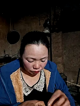 Snapshot of miomio-12 chatting on 11.19.25 miomio-12 online show from 11.19.25