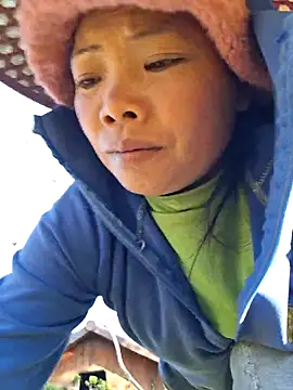 Snapshot of miomio-12 chatting on 11.28.25 miomio-12 online show from 11.28.25