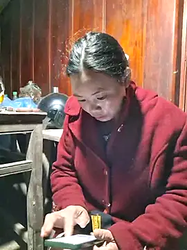 Snapshot of miomio-12 chatting on 11.28.25 miomio-12 online show from 11.28.25