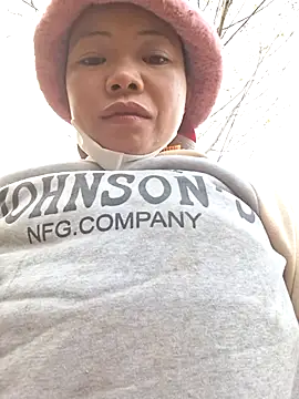 Snapshot of miomio-12 chatting on 12.18.25 miomio-12 online show from 12.18.25