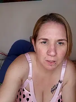 Snapshot of LaceyWestxx chatting on 12.17.25 LaceyWestxx online show from 12.17.25