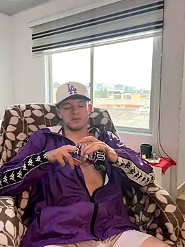 Snapshot of noah_red chatting on 10.07.25 noah red online show from 10.07.25