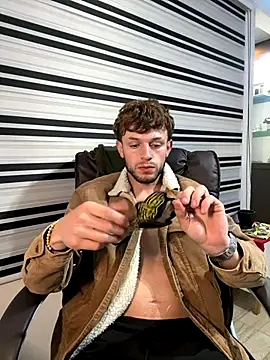 Snapshot of noah_red chatting on 10.30.25 noah red online show from 10.30.25