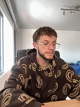 Snapshot of noah_red chatting on 11.17.25 noah red online show from 11.17.25