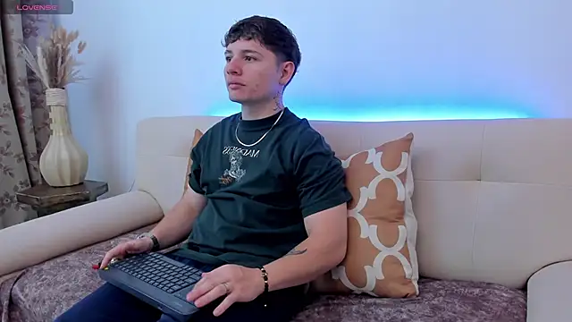 Snapshot of Leoo_Miller chatting on 10.17.25 Leoo Miller online show from 10.17.25