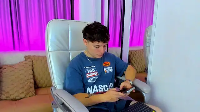 Snapshot of Leoo_Miller chatting on 11.04.25 Leoo Miller online show from 11.04.25