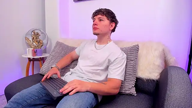 Snapshot of Leoo_Miller chatting on 11.30.25 Leoo Miller online show from 11.30.25