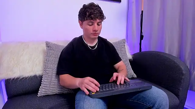 Snapshot of Leoo_Miller chatting on 12.03.25 Leoo Miller online show from 12.03.25