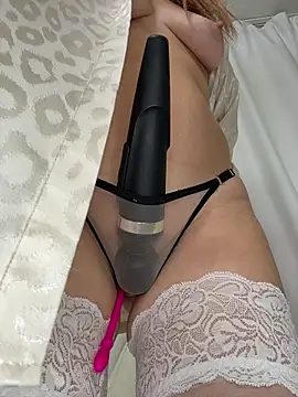 Snapshot of Aurynne chatting on 03.01.26 Aurynne online show from 03.01.26