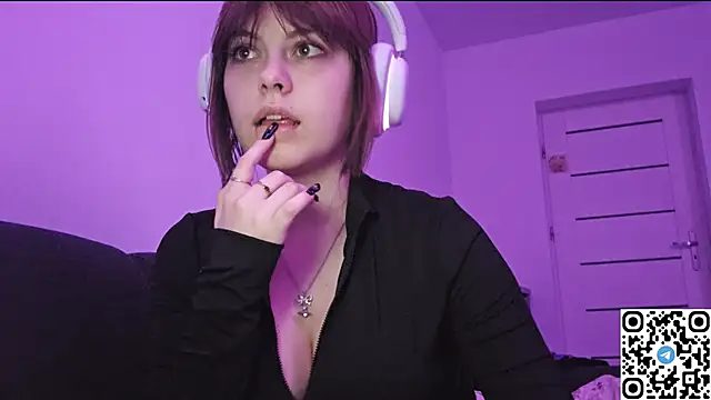 Snapshot of KristiBloom chatting on 11.02.25 KristiBloom online show from 11.02.25