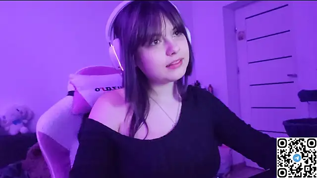 Snapshot of KristiBloom chatting on 11.23.25 KristiBloom online show from 11.23.25