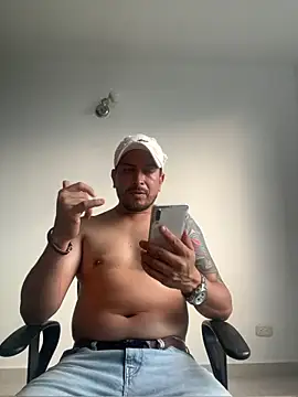 Snapshot of JX7NOVA chatting on 11.03.25 JX7NOVA online show from 11.03.25