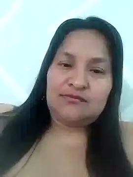 Snapshot of lucia00xx chatting on 10.13.25 lucia00xx online show from 10.13.25