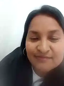 Snapshot of lucia00xx chatting on 10.20.25 lucia00xx online show from 10.20.25