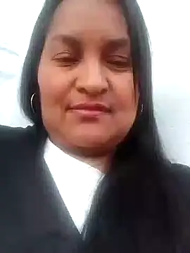 Snapshot of lucia00xx chatting on 10.21.25 lucia00xx online show from 10.21.25