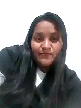 Snapshot of lucia00xx chatting on 10.21.25 lucia00xx online show from 10.21.25