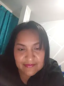 Snapshot of lucia00xx chatting on 11.29.25 lucia00xx online show from 11.29.25