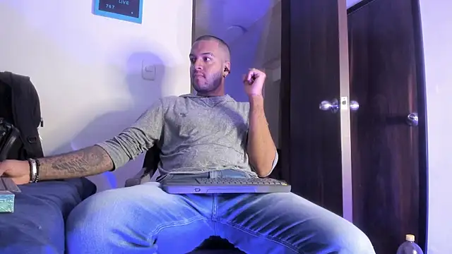 Snapshot of Dann_17_ chatting on 11.28.25 Dann 17 online show from 11.28.25