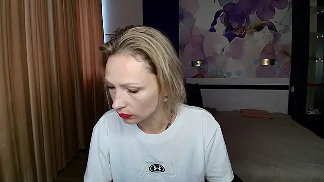 AlinaMoor online show from 10.18.25