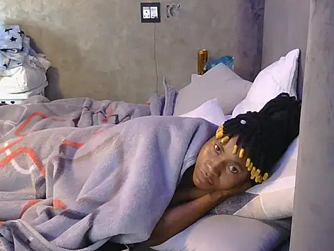 Snapshot of petite_queenx chatting on 10.13.25 petite queenx online show from 10.13.25