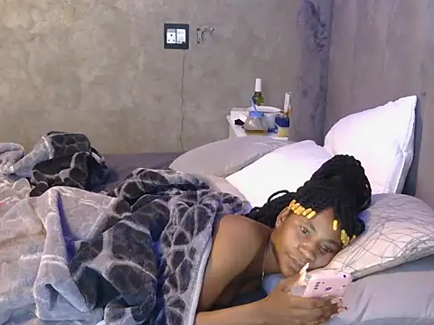 Snapshot of petite_queenx chatting on 10.15.25 petite queenx online show from 10.15.25