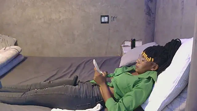 Snapshot of petite_queenx chatting on 10.25.25 petite queenx online show from 10.25.25