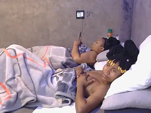 Snapshot of petite_queenx chatting on 10.28.25 petite queenx online show from 10.28.25