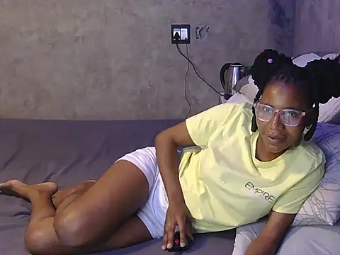 Snapshot of petite_queenx chatting on 10.28.25 petite queenx online show from 10.28.25