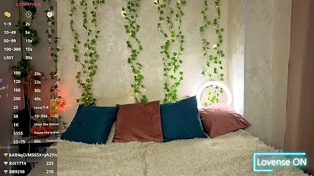 Snapshot of _Cats_eyes_ chatting on 11.28.25 Cats eyes online show from 11.28.25