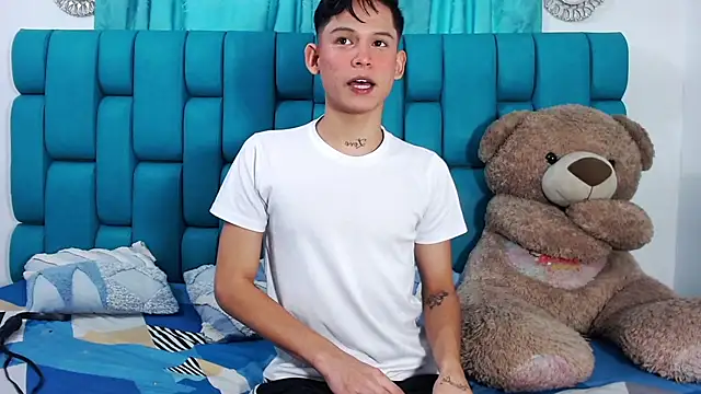 Snapshot of Brian_hot chatting on 10.13.25 Brian hot online show from 10.13.25