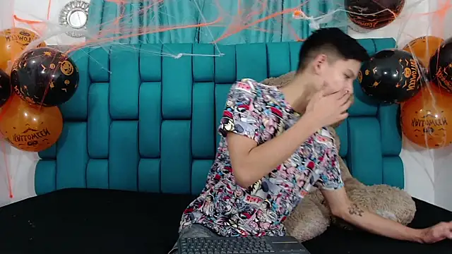 Snapshot of Brian_hot chatting on 10.25.25 Brian hot online show from 10.25.25