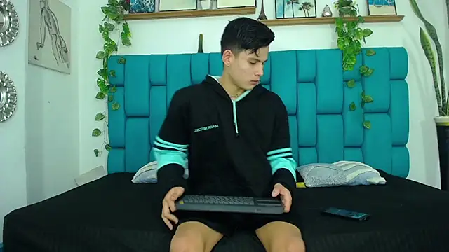 Snapshot of Brian_hot chatting on 11.01.25 Brian hot online show from 11.01.25