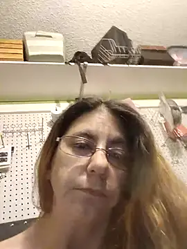 Snapshot of 1988beth chatting on 10.19.25 1988beth online show from 10.19.25