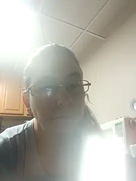 Snapshot of 1988beth chatting on 12.21.25 1988beth online show from 12.21.25