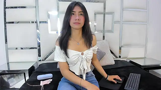 Snapshot of Mia_clark18 chatting on 10.15.25 Mia clark18 online show from 10.15.25