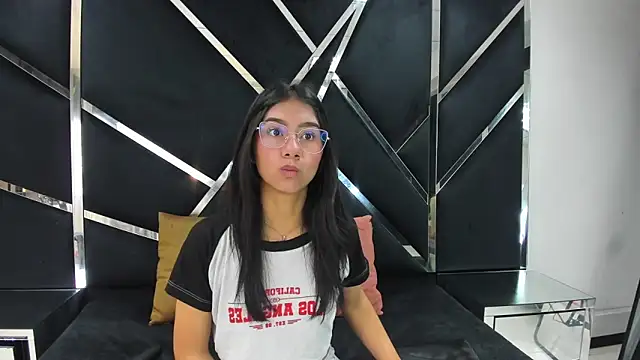 Snapshot of Mia_clark18 chatting on 10.29.25 Mia clark18 online show from 10.29.25