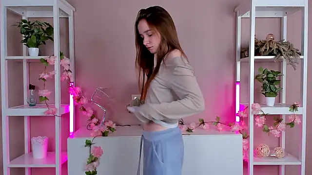 Snapshot of LittleCutieSandy chatting on 10.08.25 LittleCutieSandy online show from 10.08.25