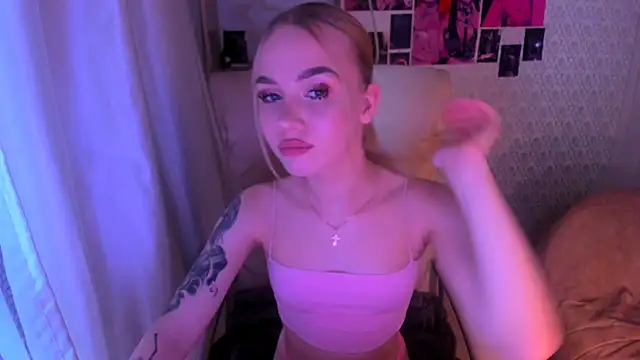 Snapshot of Lollyy_baby chatting on 11.24.25 Lollyy baby online show from 11.24.25