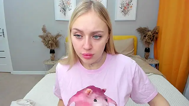 Snapshot of CeaneLino chatting on 11.28.25 CeaneLino online show from 11.28.25