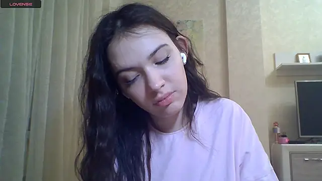 Snapshot of CeyaLier chatting on 06.19.26 CeyaLier online show from 06.19.26
