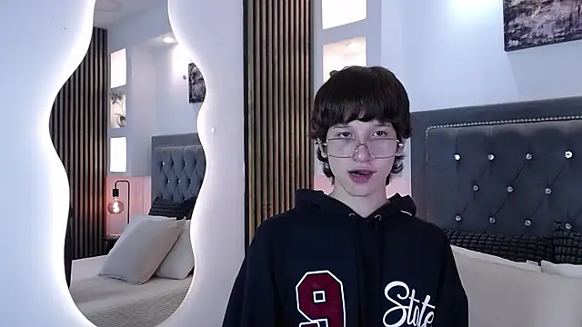 Emo Boy  online show from 04.10.26