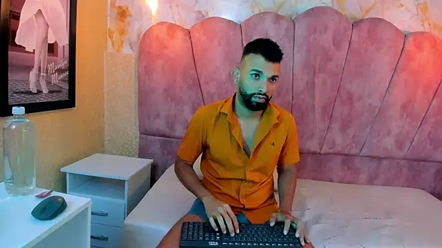 Snapshot of onlymen2025 chatting on 10.10.25 onlymen2025 online show from 10.10.25