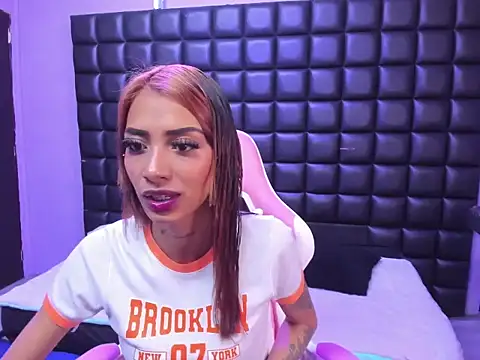 Snapshot of KarlaSlutSkinny__ chatting on 11.21.25 KarlaSlutSkinny online show from 11.21.25