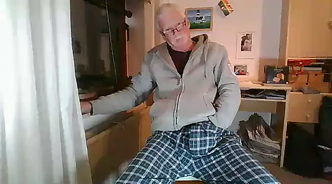 Snapshot of super-snoopy chatting on 12.20.24 super-snoopy online show from 12.20.24