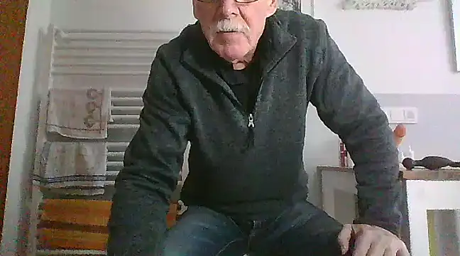 Snapshot of super-snoopy chatting on 01.12.25 super-snoopy online show from 01.12.25