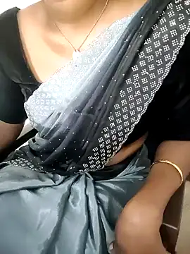 Snapshot of Tamilmallu-duskygirl03 chatting on 11.15.25 Tamilmallu-duskygirl03 online show from 11.15.25